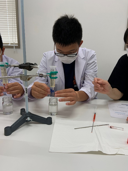 カプセル作りの様子